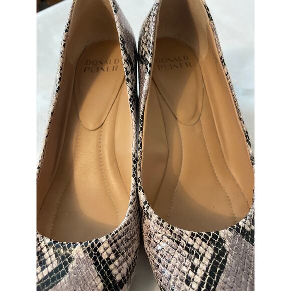 Donald Pliner Audry 8.5 Snake Skin 2.5 in Pump Closed Toe Heel - Picture 7 of 8